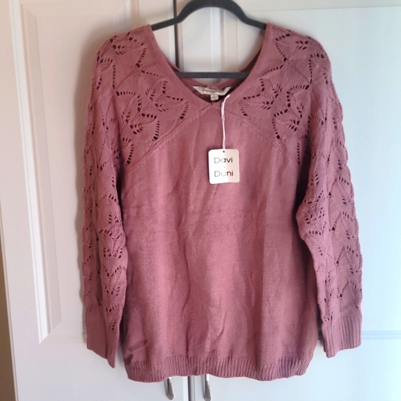 DAVI & DANI Sweaters - NWT Davi & Dani Knit Sweater V front and Back Size Large